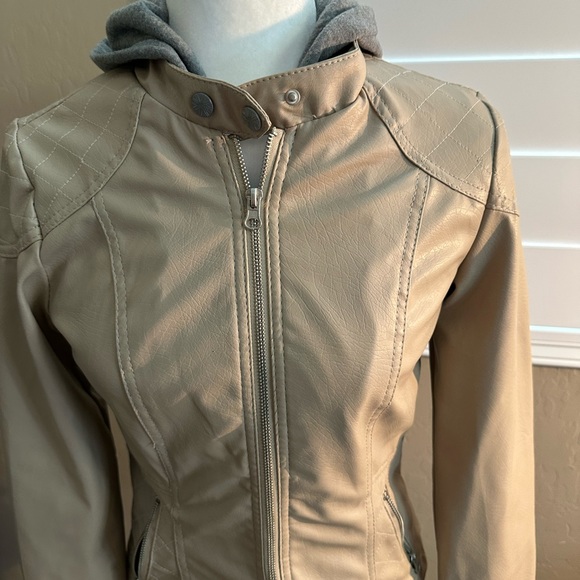 ❄️ Miss London tan Small faux leather jacket quilted shoulder - Picture 10 of 16